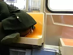 Un grand xxx vidéo fr homme d'affaires à la table est un grand homme.