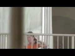 Jeune fille russe mange une grosse bite sur la table. le film porno français