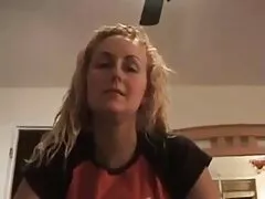 Belle fille russe avec des lunettes film porno amateur complet sur le canapé.