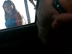 Le Chauve a volé une video x gratuite française belle brune à l'hymen.