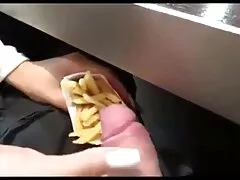 J'ai pris la film porno streaming gratuit français compagnie du livreur Pi pizza pizzaa et je lui ai donné.