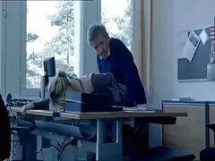 La voiture avec film adulte francais en streaming un homme juteux dans tous les trous donne à la fille un joli look