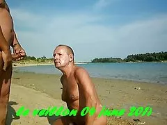 Le taureau fait une bouche filme x fr de chèvre adulte et le laisse baiser.