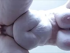 Regardez film x francais 2018 la brune monter un gros pénis pour son ami chauve.