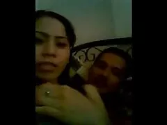 Jolie video xxx en francais adolescent saute sur le dessus de la bite.