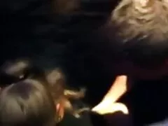 Joli look russe film x de viol gratuit pour un couple russe Sur un gâteau blanc.